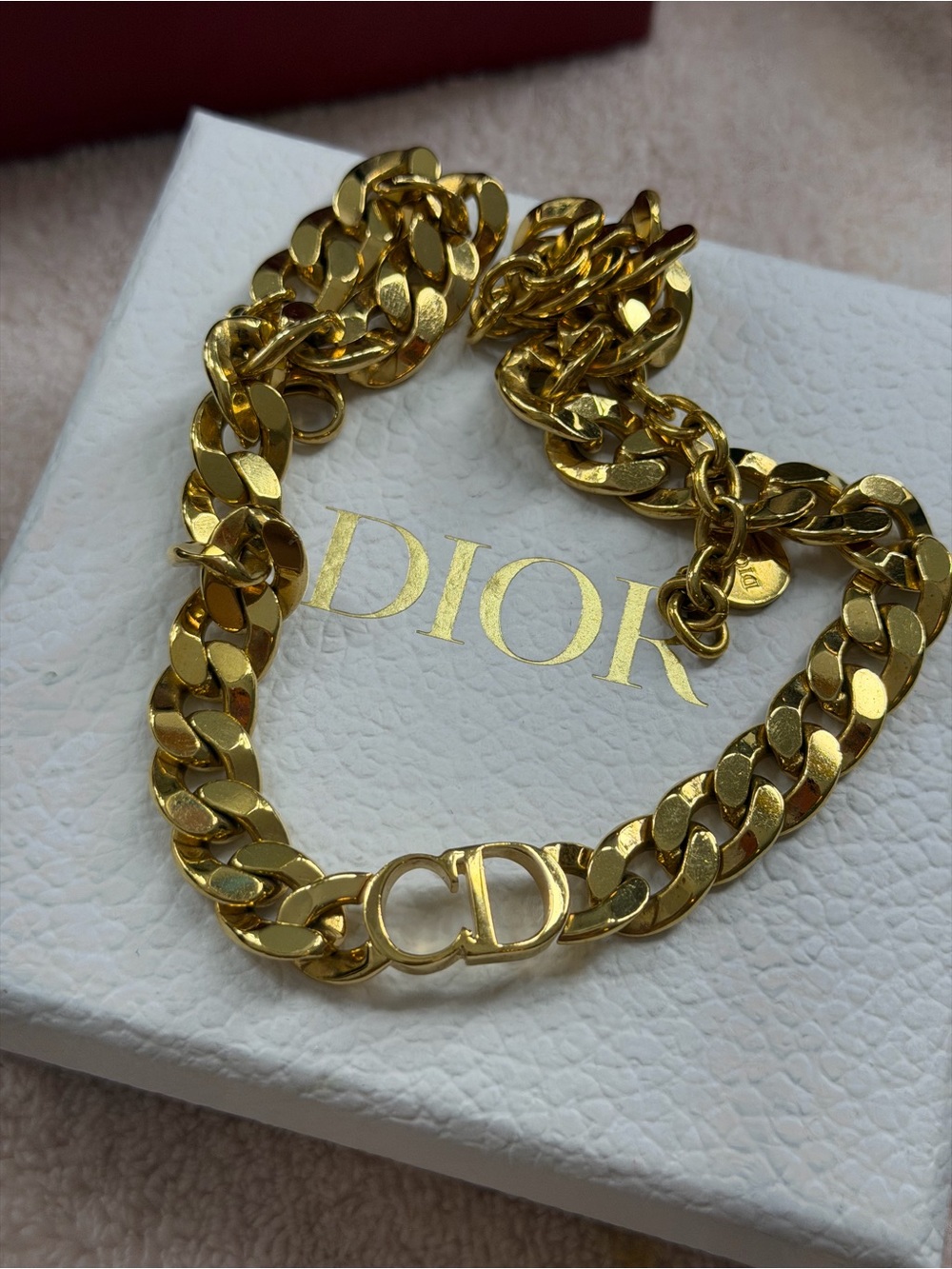 30 Montaigne Short Necklace
Gold-Finish Metal
Reference: N1713MTGMT_D300